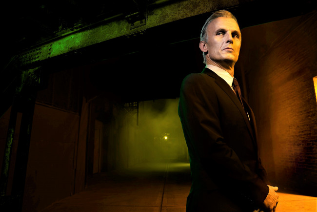 Обои картинки фото кино фильмы, the strain, мужчина, пиджак, подвал