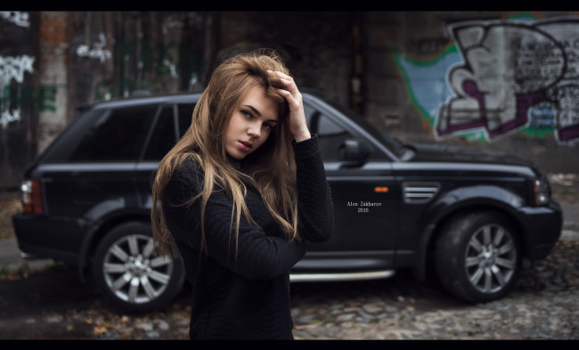 Обои картинки фото автомобили, -авто с девушками, женщины, блондинка, карие, глаза, руки, в, волосах, смотрит, на, зрителя, внедорожник, открытый, рот, с, машинами, land, rover, range, британские, автомобиль, алекс, захаров