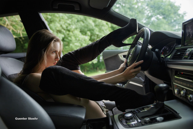 Обои картинки фото автомобили, -авто с девушками, женщины, сидящие, сапоги, до, колен, автомобиль, audi, с, автомобилями, смотрящие, вдаль, модель, водяными, знаками, guenter, stoehr