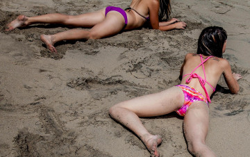 обоя девушки секси, девушки, - брюнетки,  шатенки, на, песке, в, купальниках, попки, секси