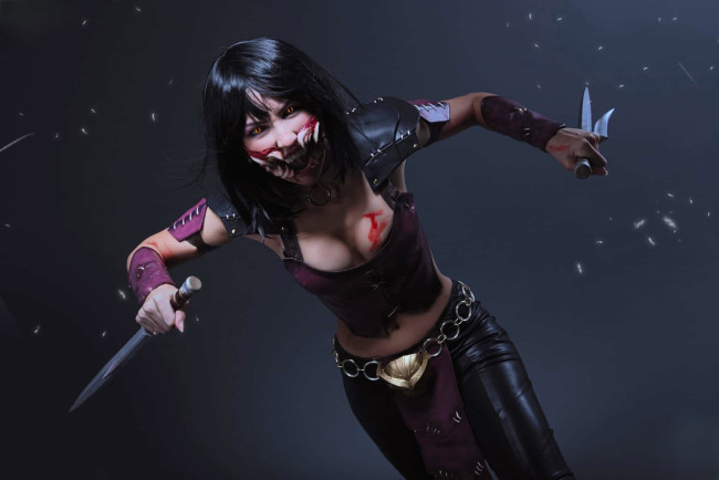 Обои картинки фото девушки, ольга кожевникова , lady bell, образ, костюм, косплей, наряд, оружие, клыки