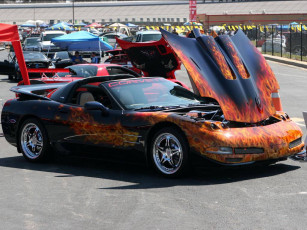 Картинка автомобили выставки уличные фото