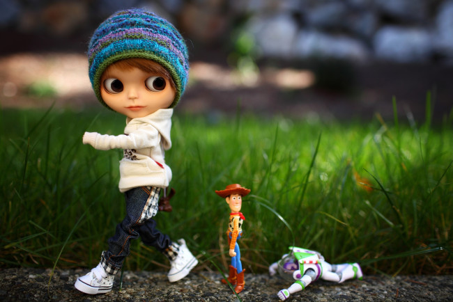 Обои картинки фото разное, игрушки, кукла, бег, шапочка