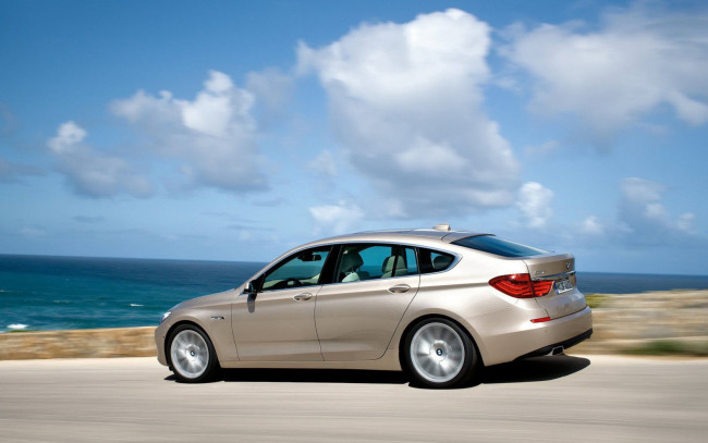 Обои картинки фото bmw, gt, автомобили, 5, шоссе, скорость, берег, море