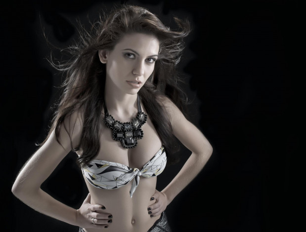 Обои картинки фото девушки, -unsort , брюнетки,  шатенки, взгляд, украшения, купальник, тело