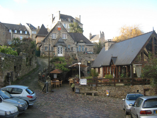 Обои картинки фото динан,  франция, города, - улицы,  площади,  набережные, франция, дома, кафе, герб