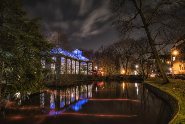 Обои картинки фото города, - огни ночного города, город, улица, ночь, здания, огни, озеро, деревья