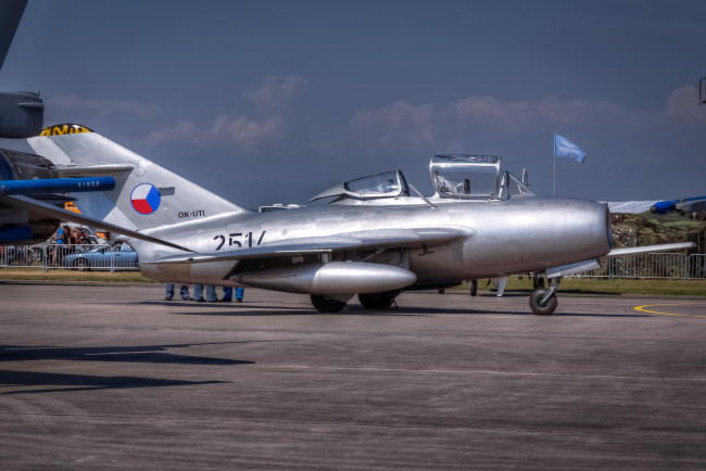 Обои картинки фото mig 15 uti, авиация, боевые самолёты, истребитель, учебно-тренировочный