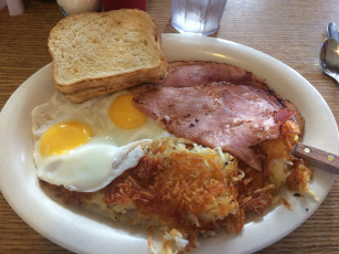 Картинка еда Яичные+блюда яичница ветчина хлеб