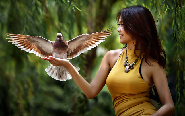 Обои картинки фото девушки, -unsort , брюнетки, темноволосые, голубь, улыбка, колье