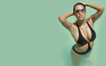 Картинка janine+habeck девушки janine habeck очки вода купальник бикини девушка модель брюнетка красотка красавица флирт стройная фигура сексуальная секси поза взгляд макияж