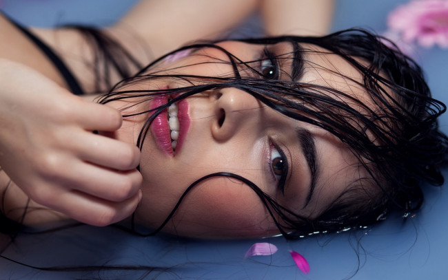 Обои картинки фото девушки, - лица,  портреты, мокрые, волосы