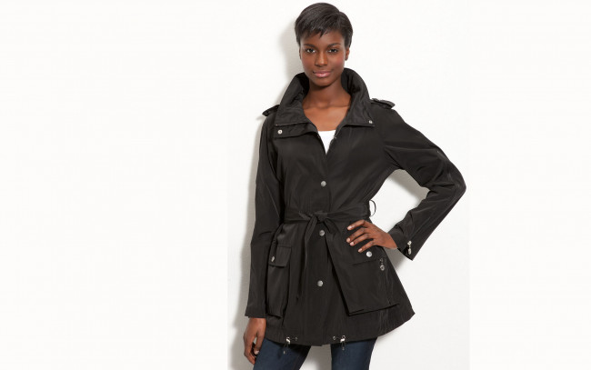 Обои картинки фото девушки, - темнокожие, модель, плащ, джинсы