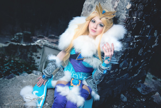 Обои картинки фото девушки, - креатив,  косплей, костюм, камни, amio-mio