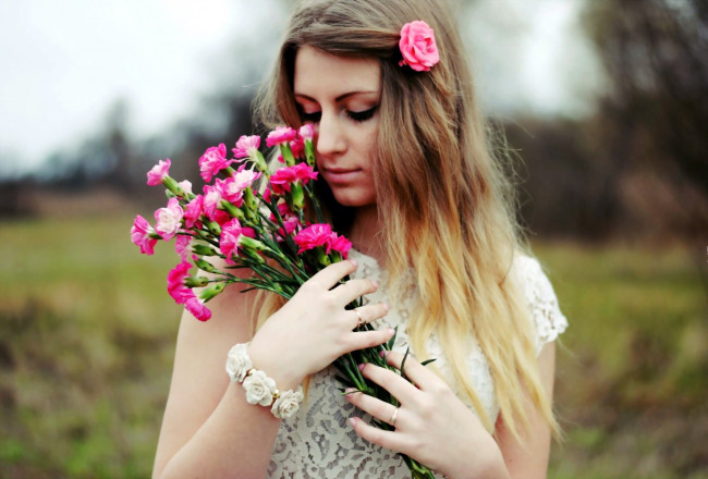 Обои картинки фото девушки, - блондинки,  светловолосые, блондинка, цветы, браслет