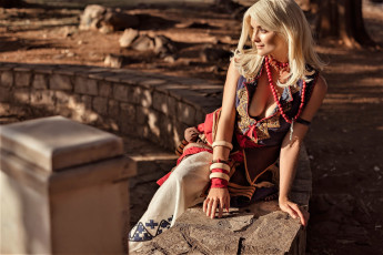 Картинка девушки софия+летяго+ sophie+katssby образ костюм бусы бортик