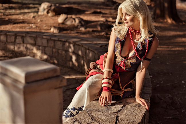 Обои картинки фото девушки, софия летяго , sophie katssby, образ, костюм, бусы, бортик