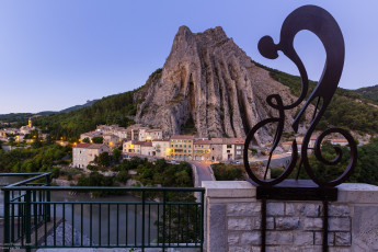 Картинка города -+улицы +площади +набережные гора