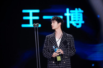 Картинка мужчины wang+yi+bo актер пиджак микрофон сцена награда