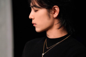 Картинка мужчины xiao+zhan актер лицо свитер цепочки