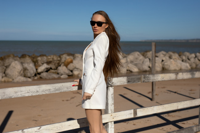 Обои картинки фото девушка - girl, девушки, - брюнетки,  шатенки, девушка, женщина, шатенка, темноволосая, сексуальная, модель, звезда, позирует, разная, обувь, верхняя, стильная, одежда, нижнее, эротическое, бельё, трусы, лифчик, колготки, чулки, аксессуары, макияж, и, множество, элементов, на, фотографии, ingrid