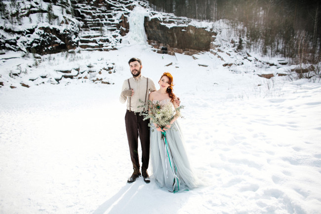 Обои картинки фото разное, мужчина женщина, пара, букет, снег, скала