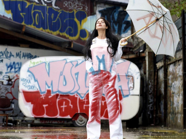 Обои картинки фото девушки, monica bellucci, брюнетка, наряд, зонт, вагончик