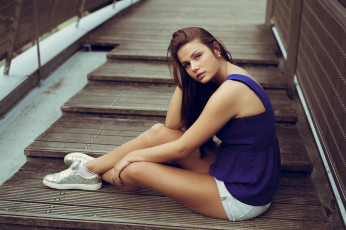 обоя красивая девушка, девушки, - брюнетки,  шатенки, девушка, женщина, шатенка, темноволосая, сексуальная, модель, звезда, позирует, разная, обувь, верхняя, стильная, одежда, нижнее, эротическое, бельё, трусы, лифчик, колготки, чулки, аксессуары, макияж, и, множество, элементов, на, фотографии