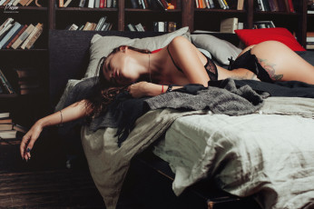 обоя красивая девушка, девушки, - брюнетки,  шатенки, девушка, женщина, шатенка, темноволосая, сексуальная, модель, звезда, позирует, разная, обувь, верхняя, стильная, одежда, нижнее, эротическое, бельё, трусы, лифчик, колготки, чулки, аксессуары, макияж, и, множество, элементов, на, фотографии