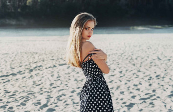 обоя красивая девушка, девушки, - брюнетки,  шатенки, девушка, женщина, шатенка, темноволосая, сексуальная, модель, звезда, позирует, разная, обувь, верхняя, стильная, одежда, нижнее, эротическое, бельё, трусы, лифчик, колготки, чулки, аксессуары, макияж, и, множество, элементов, на, фотографии