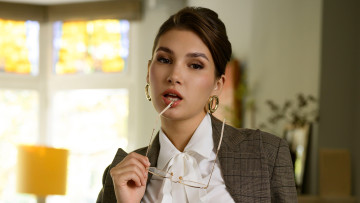 обоя ellie luna, девушки, - лица,  портреты, девушка, женщина, шатенка, темноволосая, сексуальная, модель, звезда, позирует, разная, обувь, верхняя, стильная, одежда, нижнее, эротическое, бельё, трусы, лифчик, колготки, чулки, аксессуары, макияж, и, множество, элементов, на, фотографии