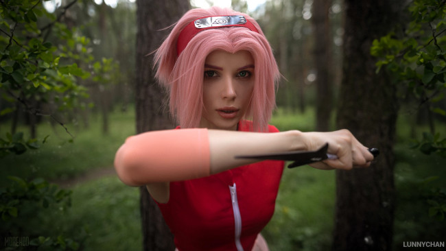 Обои картинки фото девушки, светлана хофман , lunny chan, образ, косплей, наряд, костюм, оружие, лес