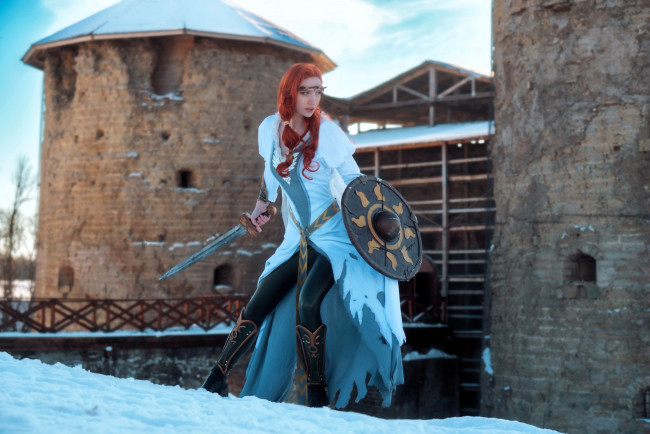 Обои картинки фото девушки, - креатив,  косплей, образ, косплей, наряд, костюм, меч, щит, крепость, зима, снег