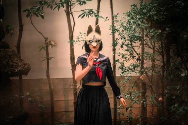Обои картинки фото девушки, ксана станкевич, образ, косплей, наряд, костюм, маска, стена, деревья