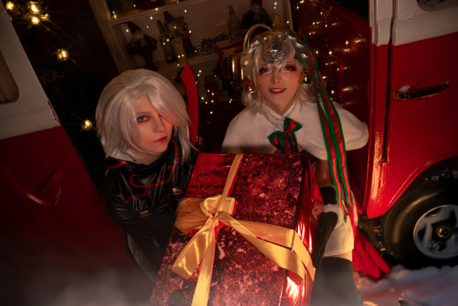 Обои картинки фото девушки, mari aisu, образы, косплей, наряды, костюмы, машина, подарки, новый, год
