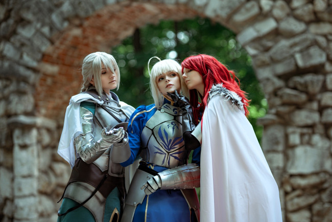 Обои картинки фото девушки, mari aisu, образы, косплей, наряд, костюмы, подруги, латы, крепость