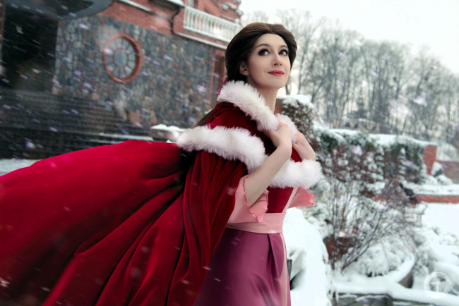 Обои картинки фото девушки, tomka violea, образ, косплей, наряд, костюм, плащ, дом, снег, зима