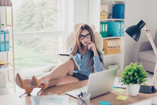 Обои картинки фото красивая девушка, девушки, - брюнетки,  шатенки, девушка, женщина, шатенка, темноволосая, сексуальная, модель, звезда, позирует, попа, грудь, ножки, разная, обувь, верхняя, стильная, одежда, нижнее, эротическое, бельё, трусы, лифчик, колготки, чулки, аксессуары, макияж, и, множество, элементов, на, фотографии