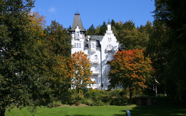 Обои картинки фото города, здания, дома, девушка, парень, небо, облака, самолет, листья, трава, блондинка, вода, автомобиль, полет, арт