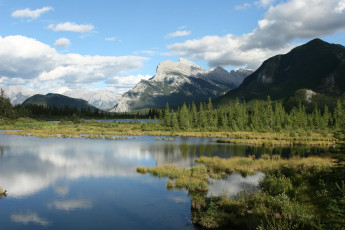 Картинка природа горы озеро деревья даль небо горизонт