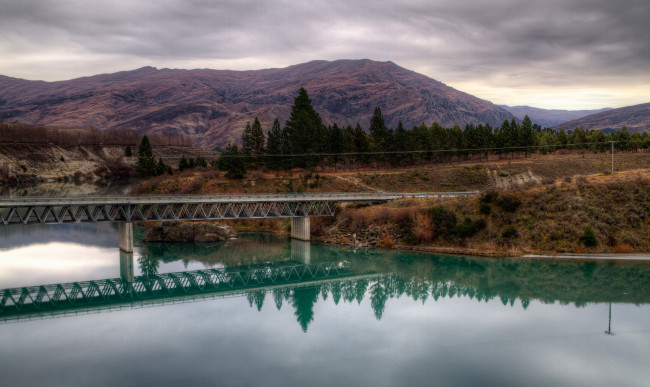 Обои картинки фото природа, реки, озера, берег, вода, деревья, мост, горы