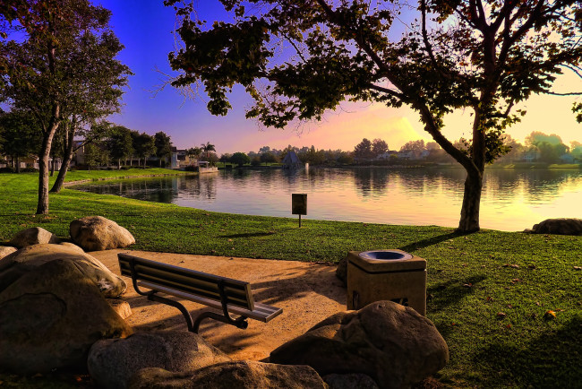 Обои картинки фото природа, парк, скамья, скамейка, деревья, озеро, день, солнце