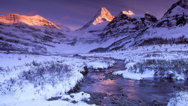 Обои картинки фото природа, реки, озера, пики, ручей, снег, трава, горы