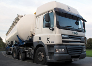 Картинка daf автомобили daf+ выставка улица nv trucks нидерланды седельные тягачи шасси автобусы