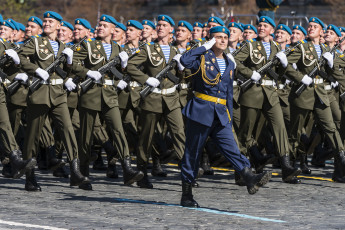 Картинка оружие армия спецназ десантники парад вдв