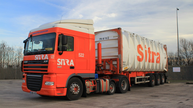 Обои картинки фото daf, автомобили, daf , выставка, улица, седельные, шасси, автобусы, нидерланды, nv, trucks, тягачи