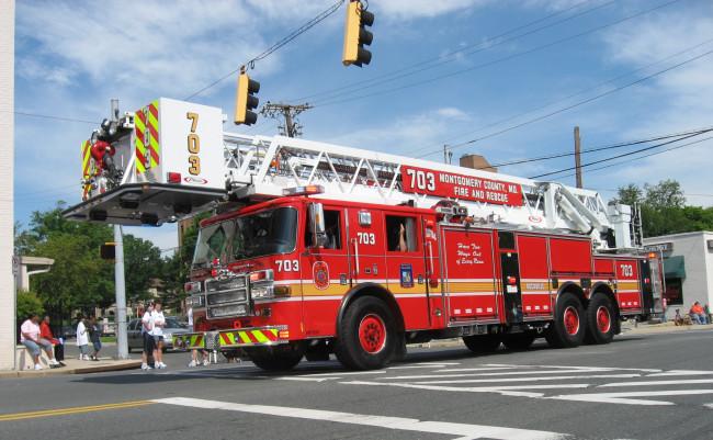 Обои картинки фото автомобили, пожарные машины, спецтехника, пожарный, автомобиль, красный, колеса