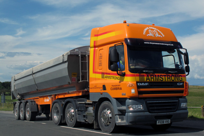 Обои картинки фото daf, автомобили, daf , выставка, улица, нидерланды, автобусы, шасси, nv, trucks, тягачи, седельные