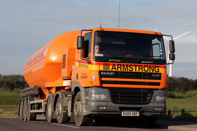 Обои картинки фото daf, автомобили, daf , выставка, улица, тягачи, седельные, шасси, автобусы, нидерланды, nv, trucks