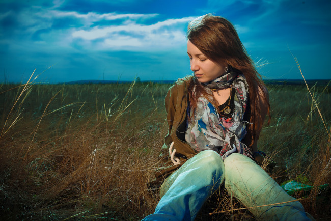 Обои картинки фото девушки, -unsort , брюнетки,  шатенки, девушка, трава, луг